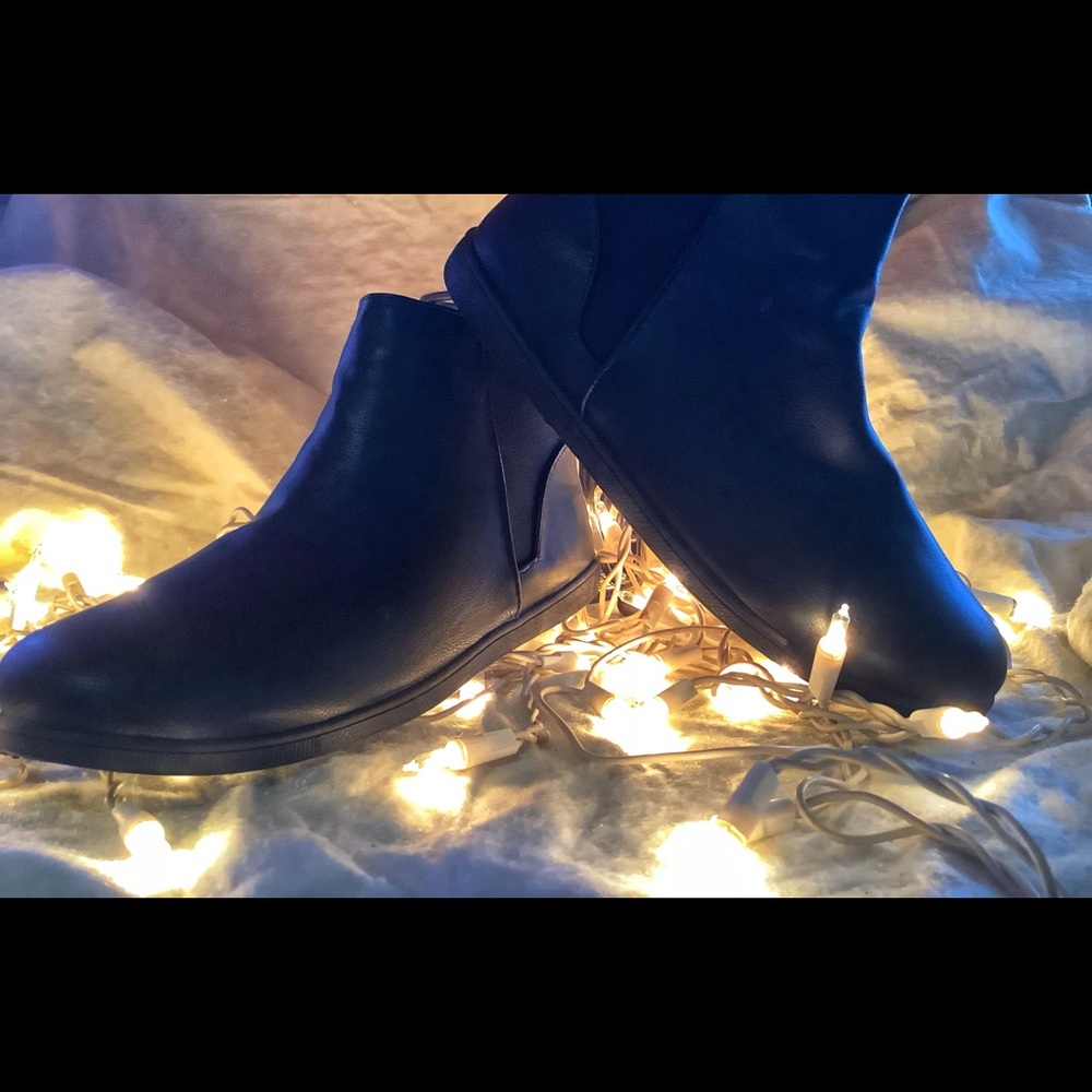 NWT black ankle boots